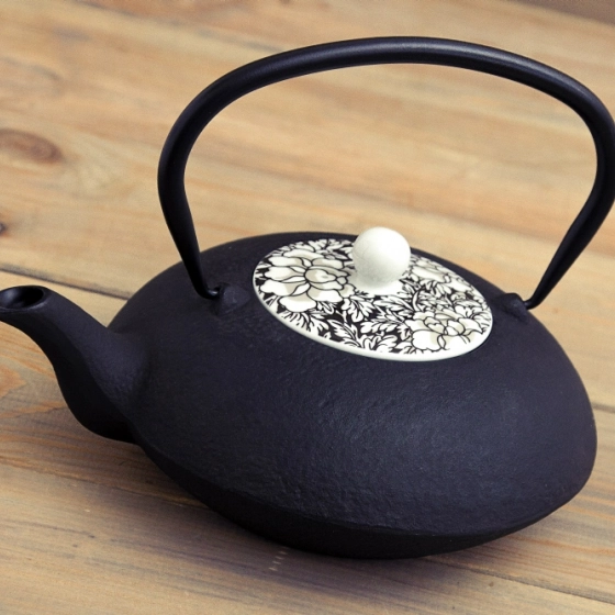 Bredemeijer Yantai żeliwny zaparzacz do herbaty z porcelanową przykrywką pojemność 1,2 l kolor brązowy