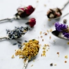 Kwiatowe dodatki do herbaty. Które warto łączyć z herbatą? Jak suszyć kwiaty?