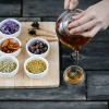 Jak stworzyć własną mieszankę herbacianą? Akcesoria i wskazówki, jak mieszać herbaty