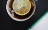 Dlaczego nie powinno się pić herbaty z cytryną? Czy jest szkodliwa dla zdrowia?