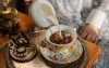 Herbata z mlekiem - zaspokaja głód i karmi wędrowców. Czym różnią się herbaty masala, süütej i five o’clock?