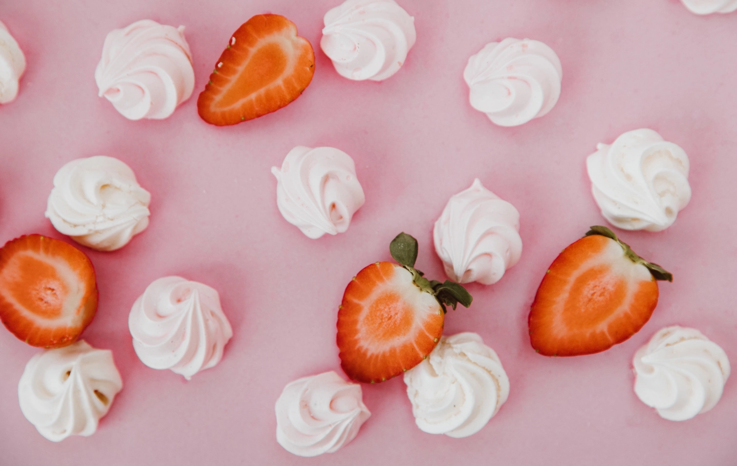 Aquafaba - co to jest i jak wykorzystać? Do czego nadaje się woda z fasoli i ciecierzycy?