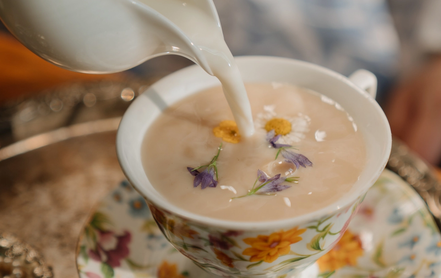 Jak czyścić porcelanowe filiżanki i dzbanek na herbatę? Jak usunąć plamy z porcelany?