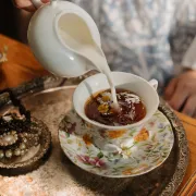 Herbata z mlekiem - zaspokaja głód i karmi wędrowców. Czym różnią się herbaty masala, süütej i five o’clock?
