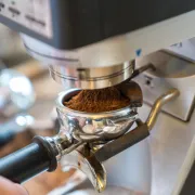 Jak uzyskać idealne mielenie kawy w domu? Praktyczny poradnik.