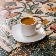 Espresso - mała czarna, która podbija serca miłośników kawy