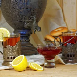 Herbata po rosyjsku. Samowar, konfitury i szklanki w koszyczkach