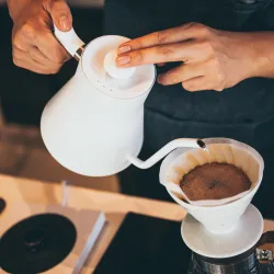 Ile wody a ile kawy – jak zaparzyć napój idealny?