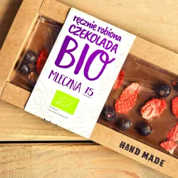 Cukiernia Staropolska Czekolada mleczna z czarnymi porzeczkami i truskawkami BIO