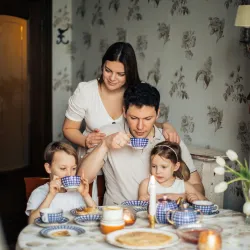 Czy podawanie najmłodszym kofeiny może być niebezpieczne? Fakty i mity o wpływie kawy na dzieci.