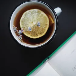 Dlaczego nie powinno się pić herbaty z cytryną? Czy jest szkodliwa dla zdrowia?