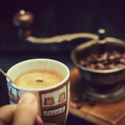 Mielenie kawy - na zapas, czy tuż przed zaparzeniem?