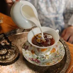 Herbata z mlekiem - zaspokaja głód i karmi wędrowców. Czym różnią się herbaty masala, süütej i five o’clock?