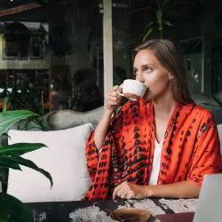 Biała herbata nie zawiera kofeiny? Obalamy popularny mit