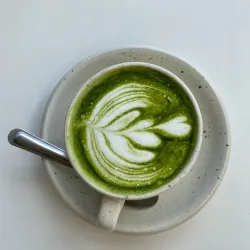Miętowa matcha latte. Jak urozmaicić smak klasycznej matchy? Przepis