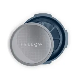 Fellow Prismo do AeroPress – nakładka z metalowym sitkiem obok podstawy