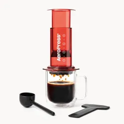 AeroPress Clear czerwony – zaparzacz na kubku z kawą, z miarką i mieszadełkiem