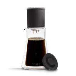 Fellow Stagg XF Pour-Over Set – dripper na szklanym dzbanku z kawą i pokrywką obok