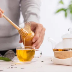 Czym słodzić herbatę? Różnice pomiędzy cukrem, miodem, syropami i konfiturami