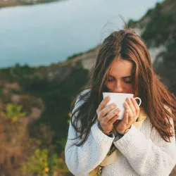 Jakie związki chemiczne zawiera herbata i jak oddziałują one na człowieka?