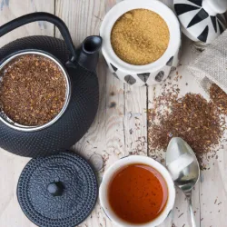 Jak parzyć herbatę rooibos? Jak pić rooibos? Najlepsze dodatki