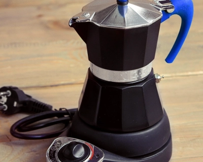 GAT Nerissima kawiarka elektryczna pojemność 4 espresso uchwyt niebieski