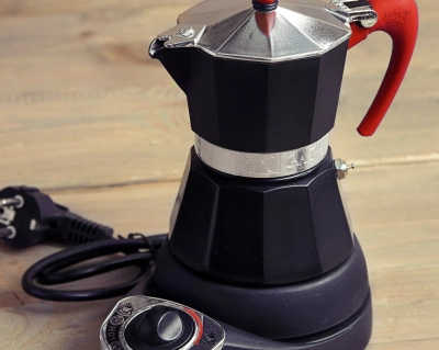 GAT Nerissima kawiarka elektryczna pojemność 4 espresso uchwyt czerwony
