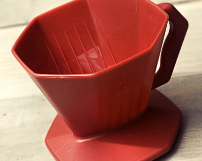 Zestaw Bialetti dripper plastikowy czerwony i filtry rozmiar 1-4 filiżanki