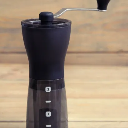 Hario Mini Mill Slim Plus - zdjęcie na tle