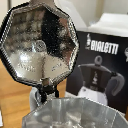 OUTLET Bialetti New Moka Induction kawiarka stalowa na indukcję pojemność 4 tz / 150 ml kolor czarna - zdjęcie 3