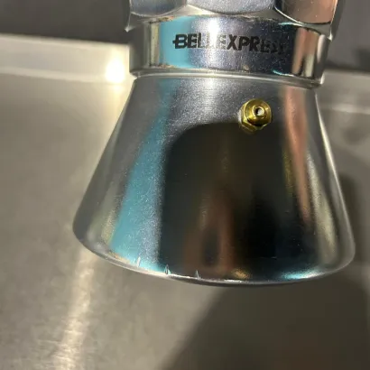 OUTLET Pezzetti Bellexpress kawiarka aluminiowa na indukcję pojemność 6 tz / 300 ml kolor srebrna z beżową rączką - zdjęcie 2