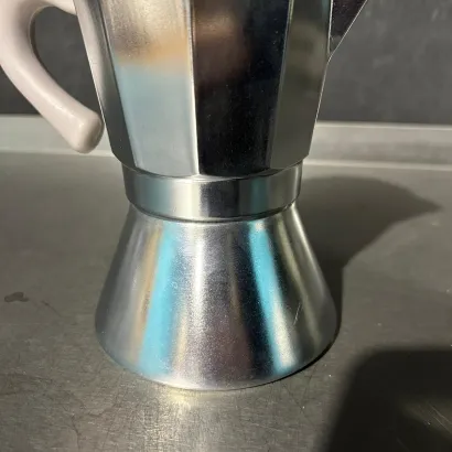 OUTLET Pezzetti Bellexpress kawiarka aluminiowa na indukcję pojemność 6 tz / 300 ml kolor srebrna z beżową rączką - zdjęcie 4