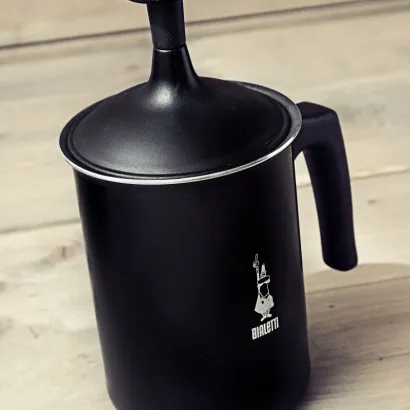 Bialetti Tuttocrema Montalatte spieniacz do mleka czarny pojemność 330 ml - zdjęcie 2