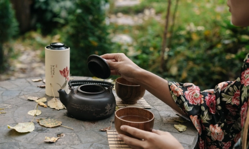 Kukicha - japońska herbata z… patyczków i łodyżek. Jak parzyć?
