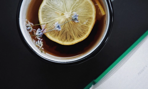 Dlaczego nie powinno się pić herbaty z cytryną? Czy jest szkodliwa dla zdrowia?