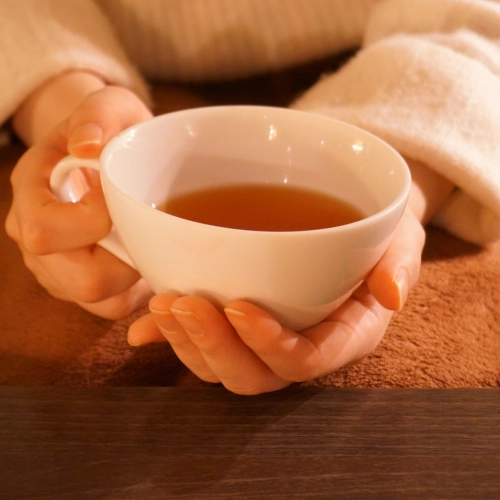 Jaka herbata na bezsenność? Zioła, które ułatwiają zasypianie