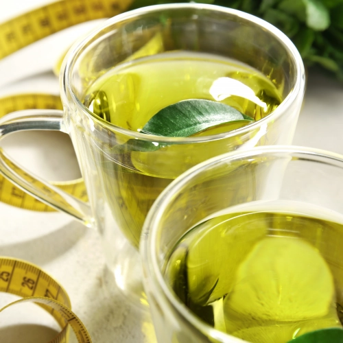 Czy zielona herbata odchudza? Ile filiżanek dziennie trzeba pić, by schudnąć?