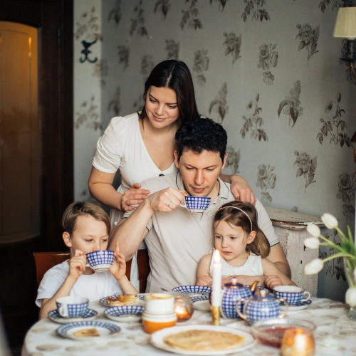 Czy podawanie najmłodszym kofeiny może być niebezpieczne? Fakty i mity o wpływie kawy na dzieci.