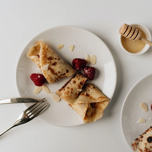 Jak zrobić naleśniki idealne? Przepisy na naleśniki tradycyjne, bez mleka, jajek, mąki