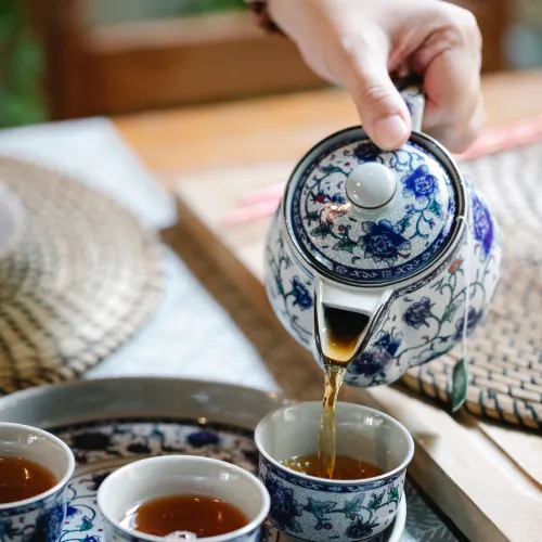 Jak czyścić porcelanowe filiżanki i dzbanek na herbatę? Jak usunąć plamy z porcelany?