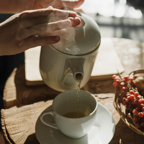 Dlaczego herbata się pieni? Czy należy usuwać pianę z herbaty?