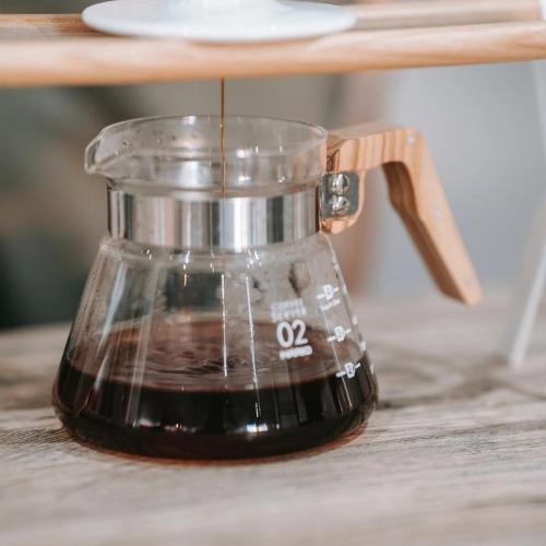 Jak długo działa kofeina? Ile utrzymuje się pobudzenie z kawy, a ile z herbaty?