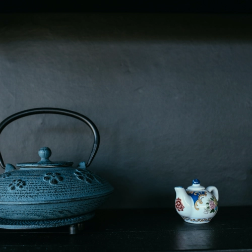 Jak dbać o żeliwny czajnik do herbaty? Jak myć, hartować i czy można w nim gotować?