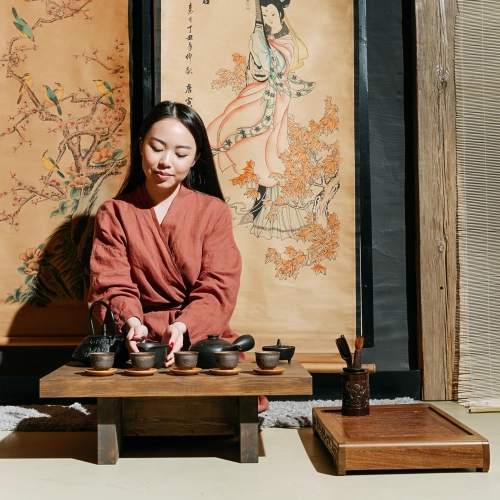 Napar z herbaty to stosunkowo nowy wynalazek. Przez wieki herbatę jadło się lub żuło