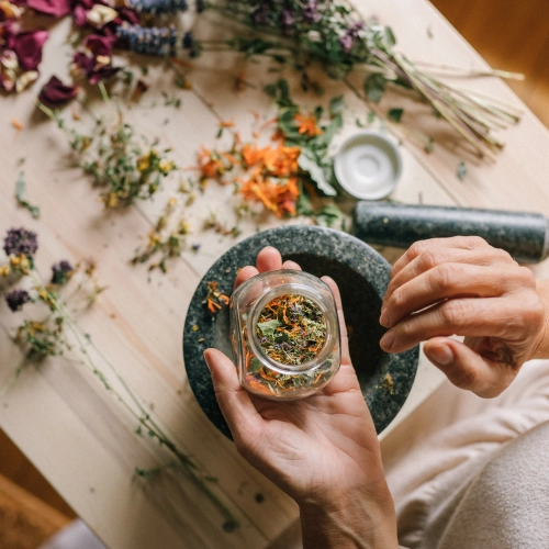 Herbata na uspokojenie, również w ciąży. Jaką herbatę podać na sen dla dzieci, a jaką dla dorosłych?