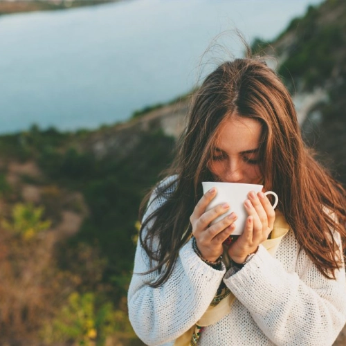 Jakie związki chemiczne zawiera herbata i jak oddziałują one na człowieka?