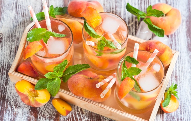 Herbata mrożona - przepisy na orzeźwiającą herbatę czarną, zieloną i białą z owocami