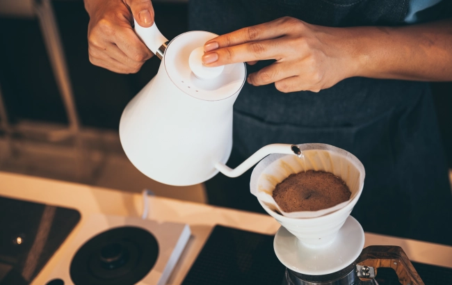 Ile wody a ile kawy – jak zaparzyć napój idealny?