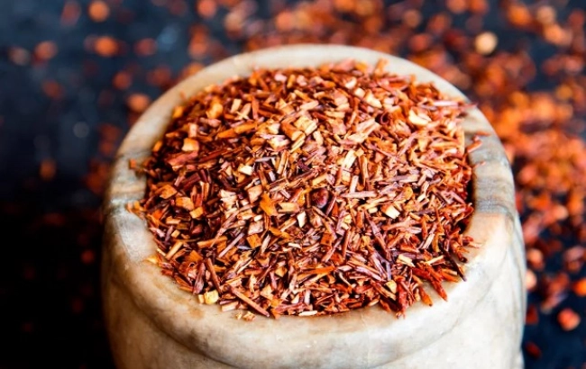 Jak uprawia się herbatę rooibos? Właściwości, parzenie. Czym różnią się rooibos czerwony i zielony?