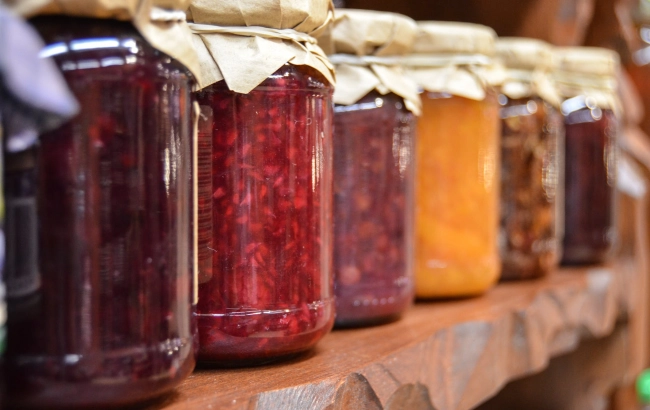 Syrop do herbaty - przepisy na domowy syrop z malin, czarnego bzu, cytryny, pomarańczy i imbiru